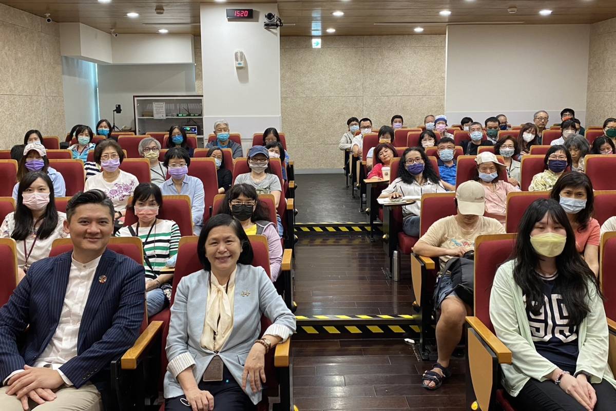 國臺圖曹館長(左2)、斜槓達人楊達(左1)與讀者合影 (國臺圖提供)