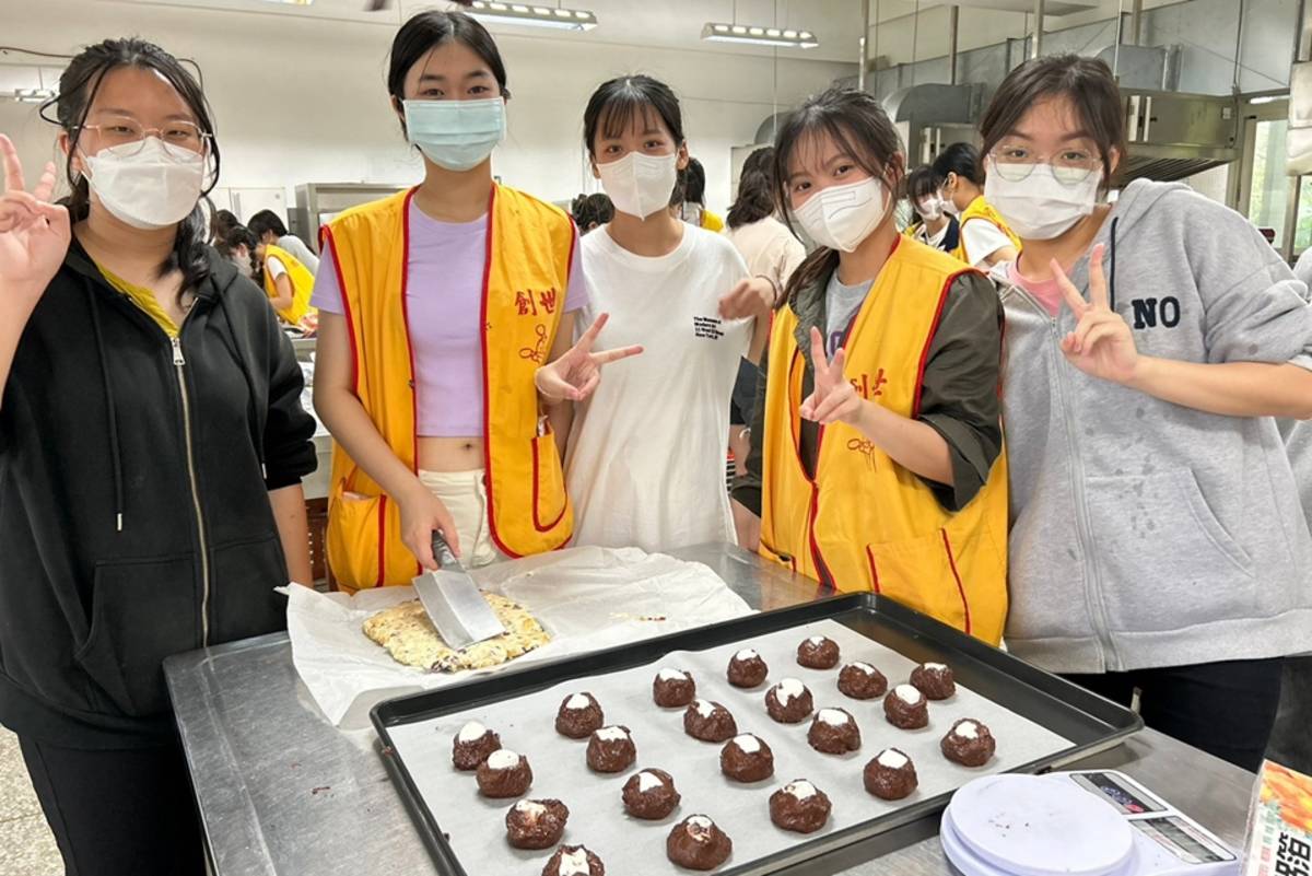 花女學生手作餅乾義賣助植物人