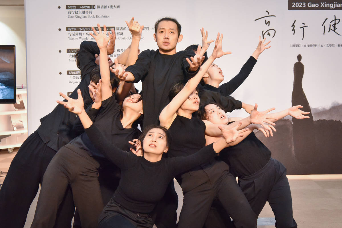 「美的葬禮」舞蹈劇場演出團隊於臺師大高行健週開幕式現場表演其中的舞段