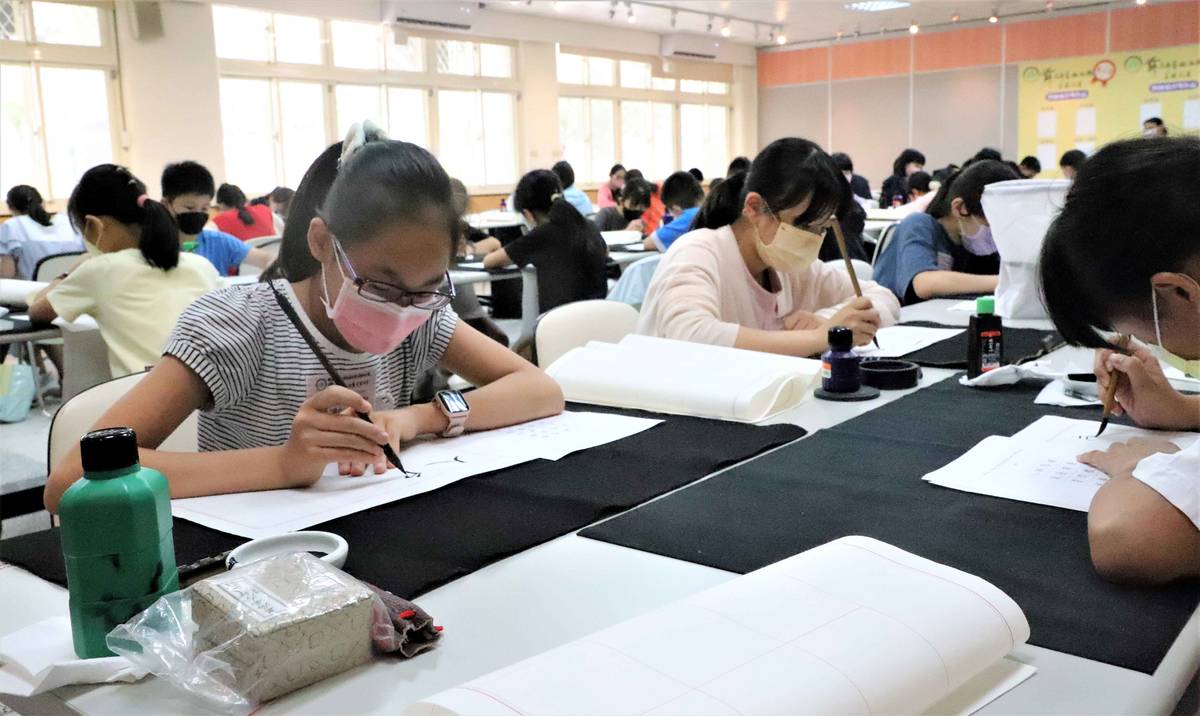 高年級軟筆書法比賽現場，選手正聚精會神比賽。