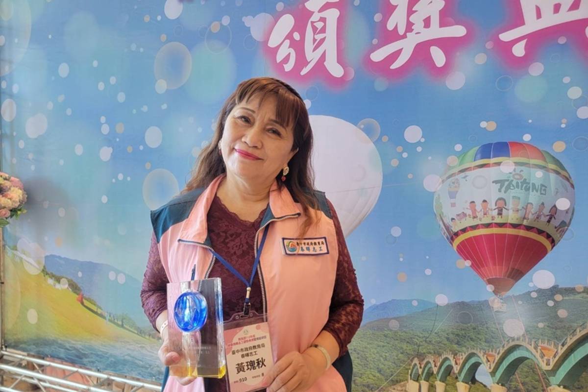 臺中市春暉志工團長黃瑰秋獲112年全國績優春暉志工表揚。