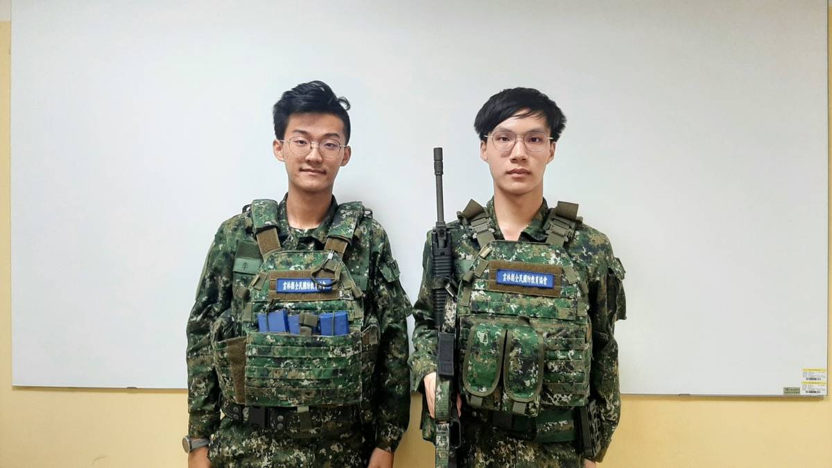 （左起）李柏辰、張毅