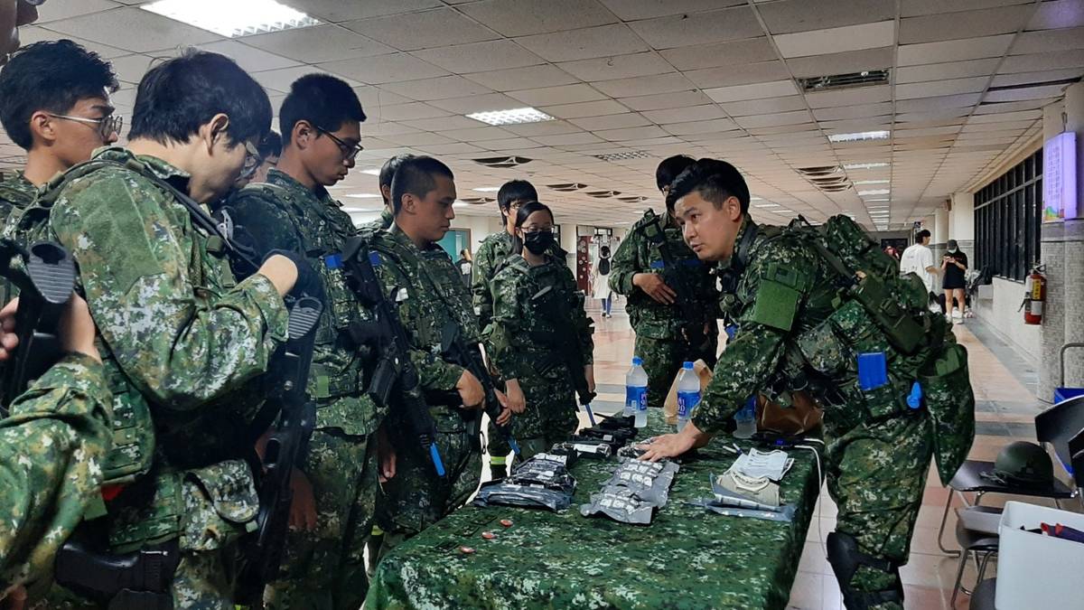 王伸元（右一）向社員介紹救護裝備