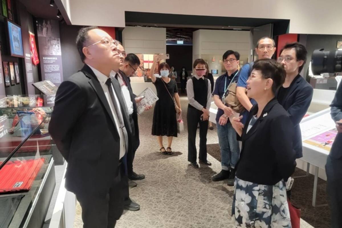 文化部長史哲等與會來賓參訪史前館，由史前館長王長華導覽。
