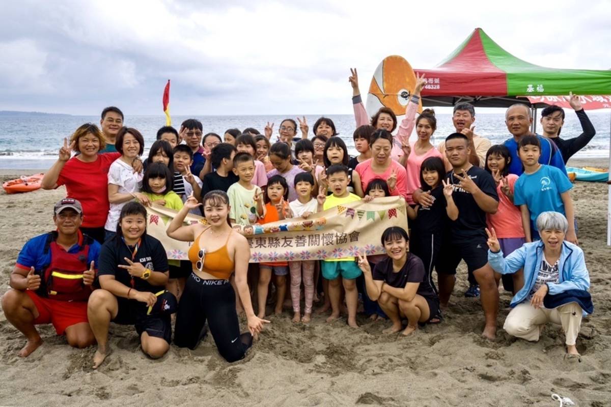 臺東縣府攜手業者辦理海洋教育安全推廣活動「百人獨木舟體驗課程」，並邀請偏鄉孩童與家長一同參與。