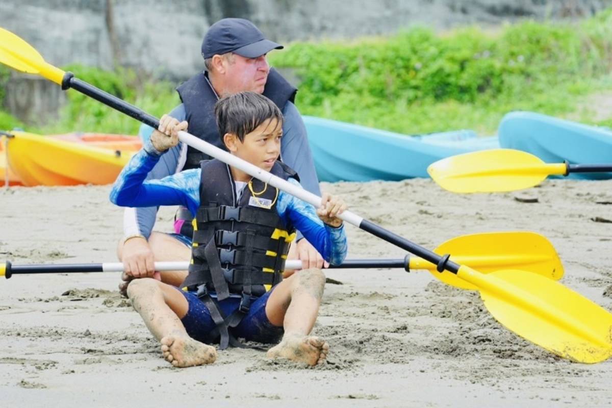 臺東縣府攜手業者辦理海洋教育安全推廣活動「百人獨木舟體驗課程」，並邀請偏鄉孩童與家長一同參與。