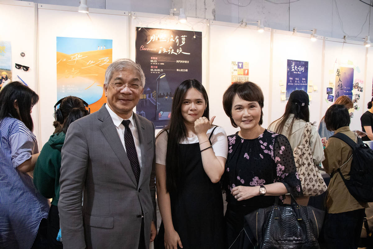 資深媒體人沈春華（右）驚喜現身世新廣電畢展支持家人，與世新大學校長陳清河（左）合影 (世新提供)