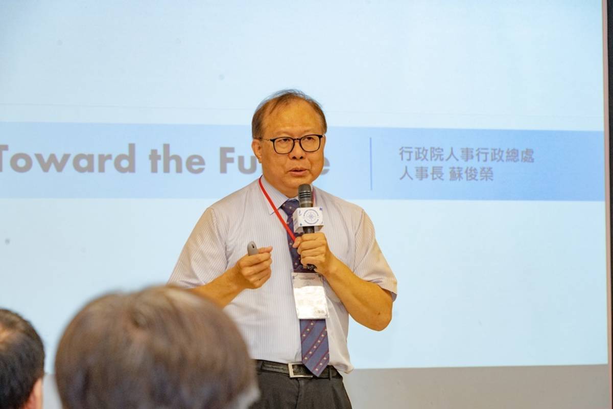 行政院人事行政總處人事長蘇俊榮以「決戰未來永續競爭力—ESG治理與數位轉型」為題開講。