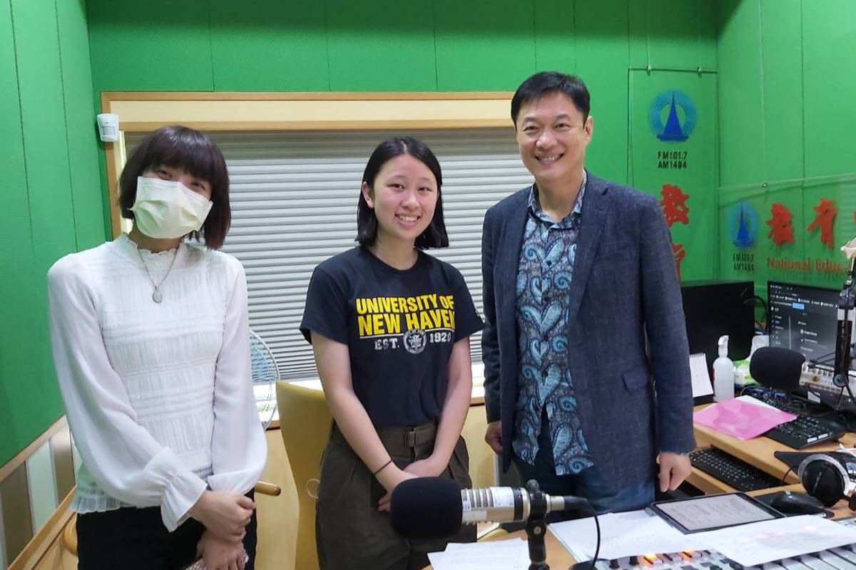 青年發展署劉佳綾科長(左)、銘傳大學國際事務與外交學程三年級劉妍君同學(中)接受教育電臺教育開講節目主持人李大華專訪,談大專校院女學生領導力培訓計畫
