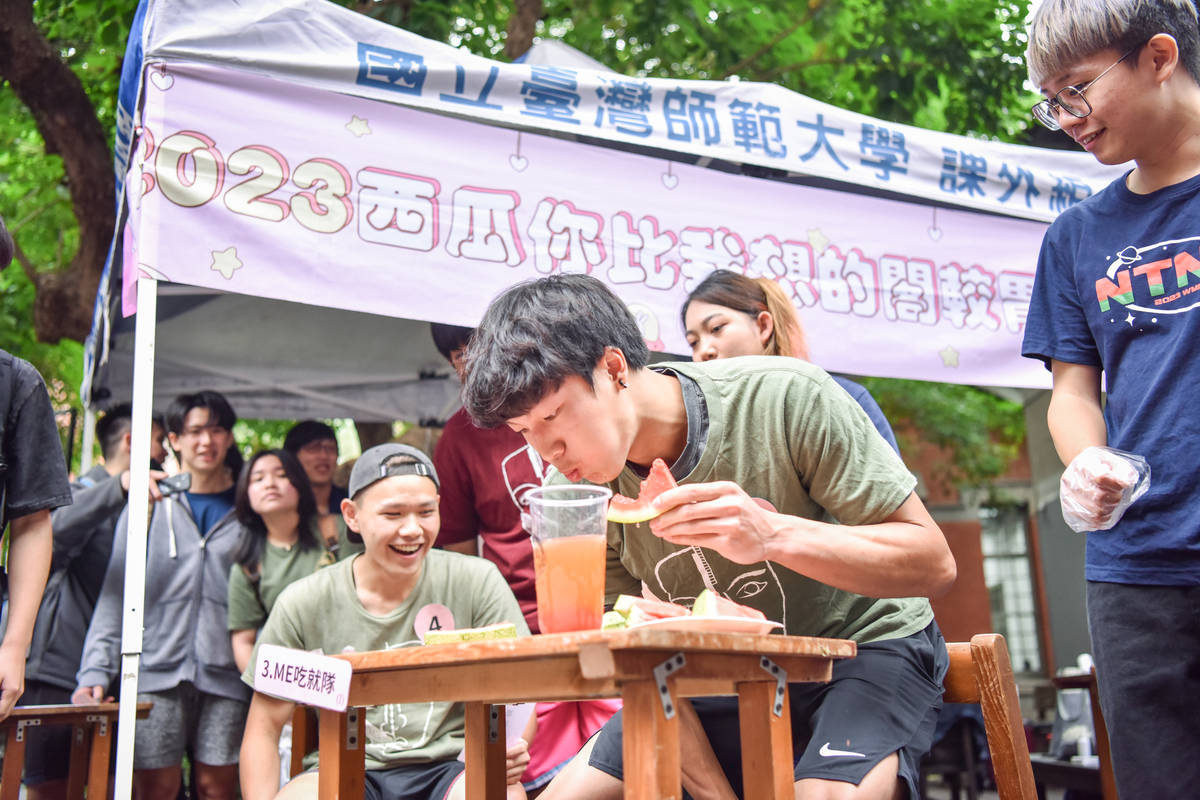 同學們在西瓜大胃王比賽不顧形象狂啃猛咬，只為力拚第一名