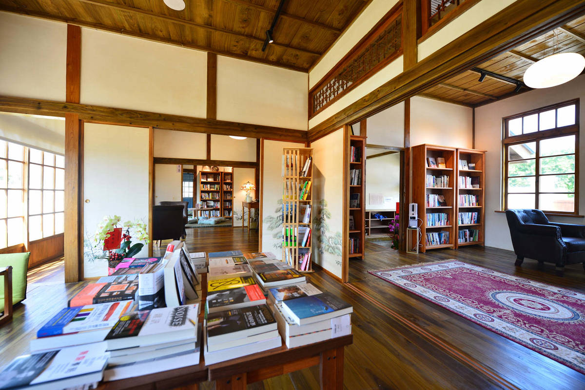 讀一本書，懂一座島－澎湖獨立書店「沿菊書店」，6月6日起至8月底辦理青年寫作養成班計畫，以及離島青年的世界夢想50本閱讀書籍選物 (文化部提供)