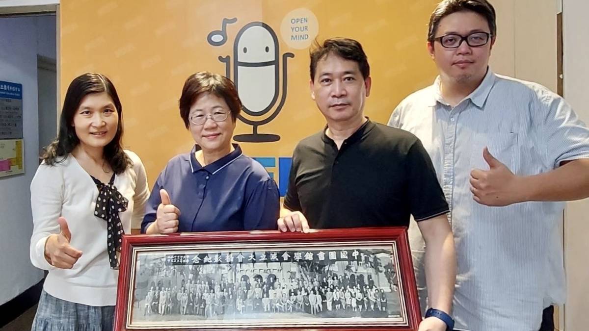 首屆圖書館學會會員大會、與臺長來賓合影