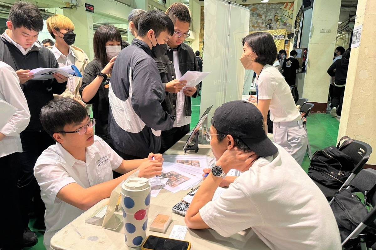 開平餐飲學校舉辦「生涯規劃博覽會就業場」，讓學生透過與參展廠商互動，了解業界環境