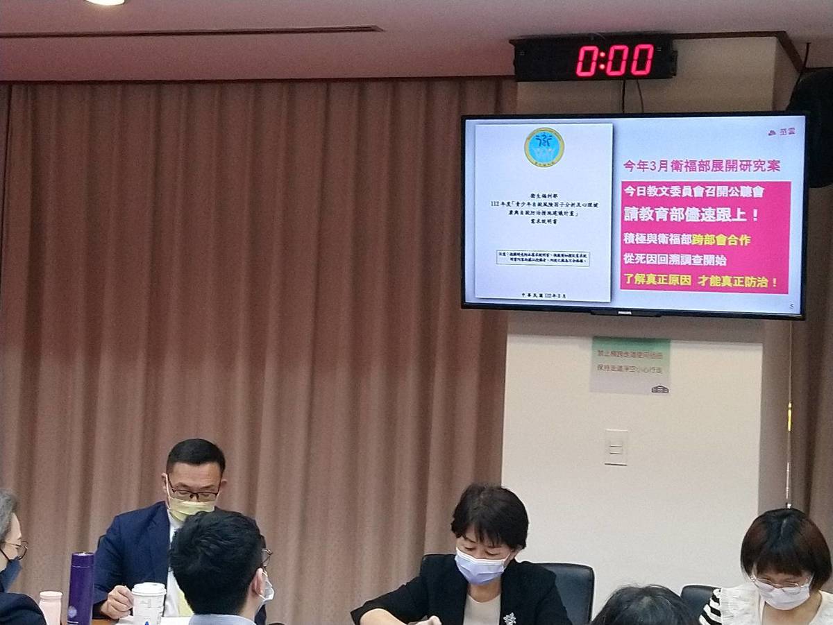 教育部次長林明裕(左)聆聽記錄公聽會建議