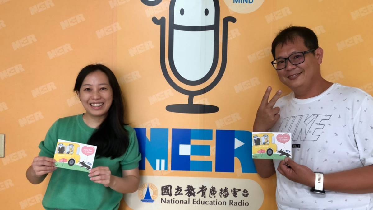 台灣心輔犬培育團隊創辦人 陳奕君(左)