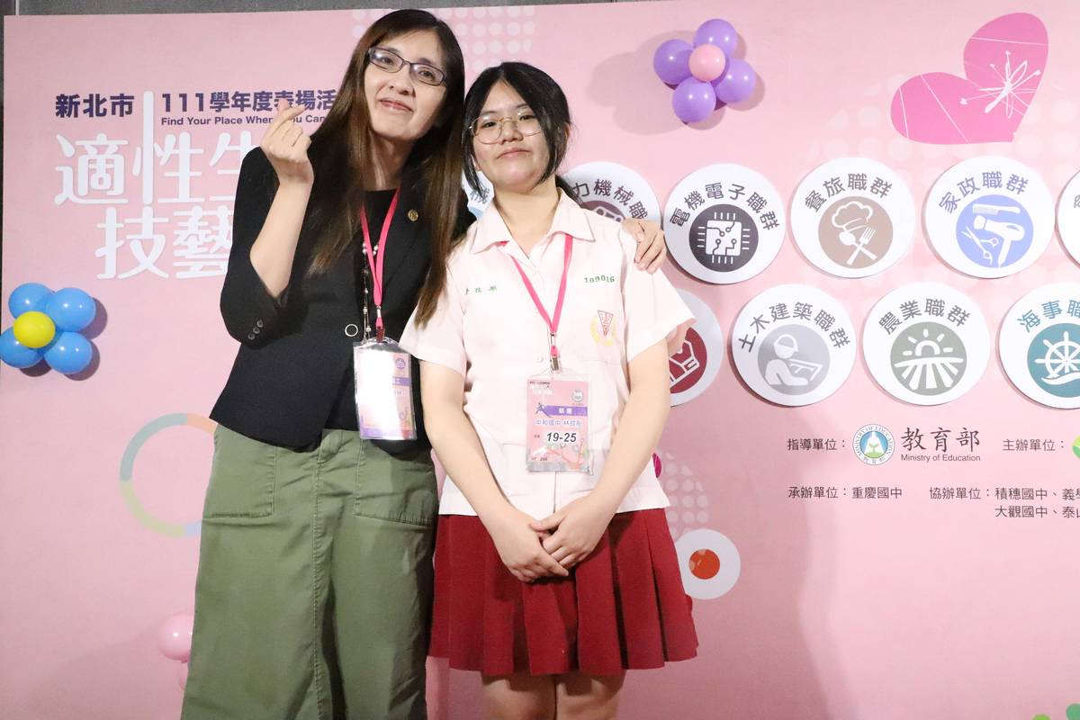 中正國中資料組長廖婕絲(左)、中和國中9年級林玟彤(右)，母女雙雙獲獎同台接受表揚 蔚為佳話