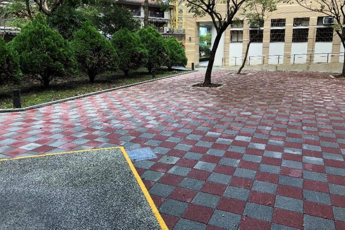 羅東高工勤學樓與游藝樓連接處埋設陰井及地下排水管路，地坪整體墊高並調整高程及洩水坡度，使雨水宣洩更順暢，改善淹水問題