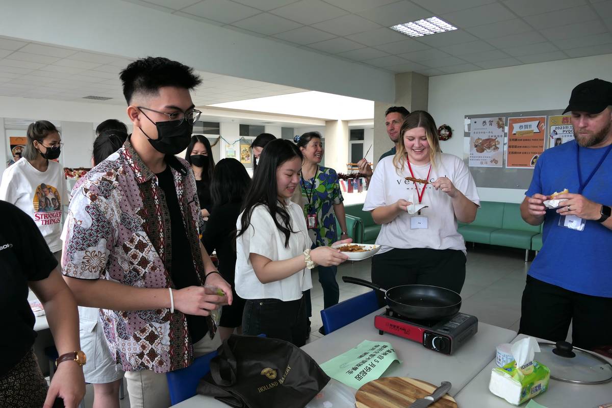 醒吾科大印尼學生大推自己做的印尼烤肉串給裁判們品嘗，讓裁判吃到不同國家的料理 (醒吾提供)