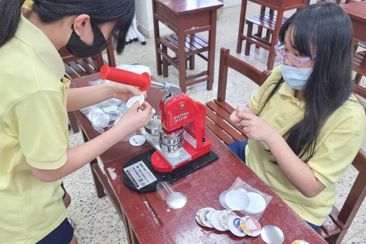 學生體驗胸章設計及壓製