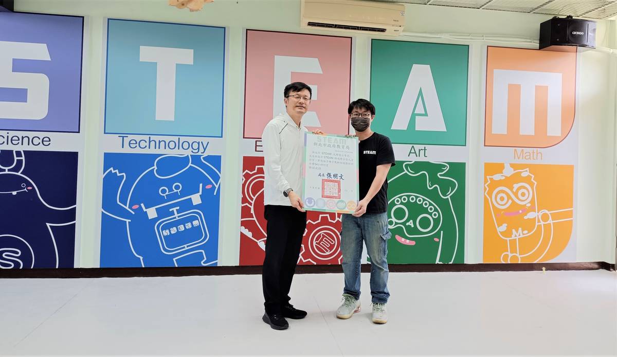 張明文局長(左)為STEAM輔導小組兼任輔導員劉一霖(右)授證