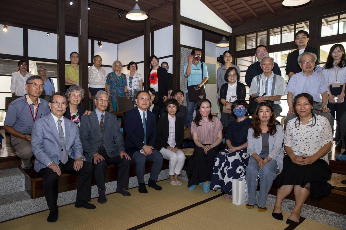 （前排左起）賴和文教基金會董事長吳潮聰及創辦人賴悅顏、文化部長史哲、國立臺灣文學館長林巾力，與賴和家屬、文學界代表共同見證文物捐贈美事 (文化部提供)