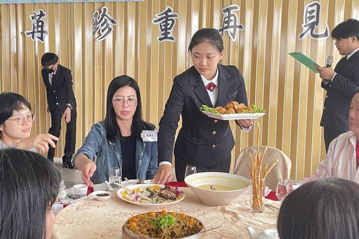 臺東專科學校餐旅管理科五專畢業生舉辦畢業餐宴成果展，設計10道佳餚邀請師長、畢業生家長一起享用。