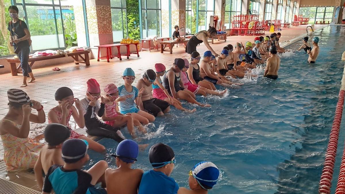 110學年度學童健康體位C組優等學校-彰化縣溪州鄉三條國民小學-健康校園游泳教學活動

獲得110學年度學童健康體位C組優等學校的彰化縣溪州鄉三條國小，校內健促委員會全體動員分工合作，根據學生的健康數據進行分析、訂定目標，管制含糖飲料進入校園、推動SH150 每週運動150分鐘，透過課程加強營養教育知識，讓學生活用在生活中，認識飲料的營養標示並明白含糖飲料對身體的負擔，以及規劃豐富的運動課程和社團，學生可以多嘗試不同的運動來培養運動的習慣，使身心靈有健全的發展，一起朝著健康體態的目標前進。

採訪：彰化縣溪州鄉三條國小陳瑩綺校長、陳建州主任、
             廖宛瑜護理師、六年甲班生廖士愷、五年甲班生廖昱翔

