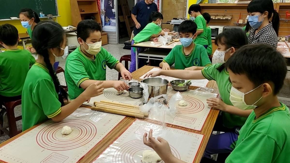 大寮忠義國小眷村美食-同學揉麵中