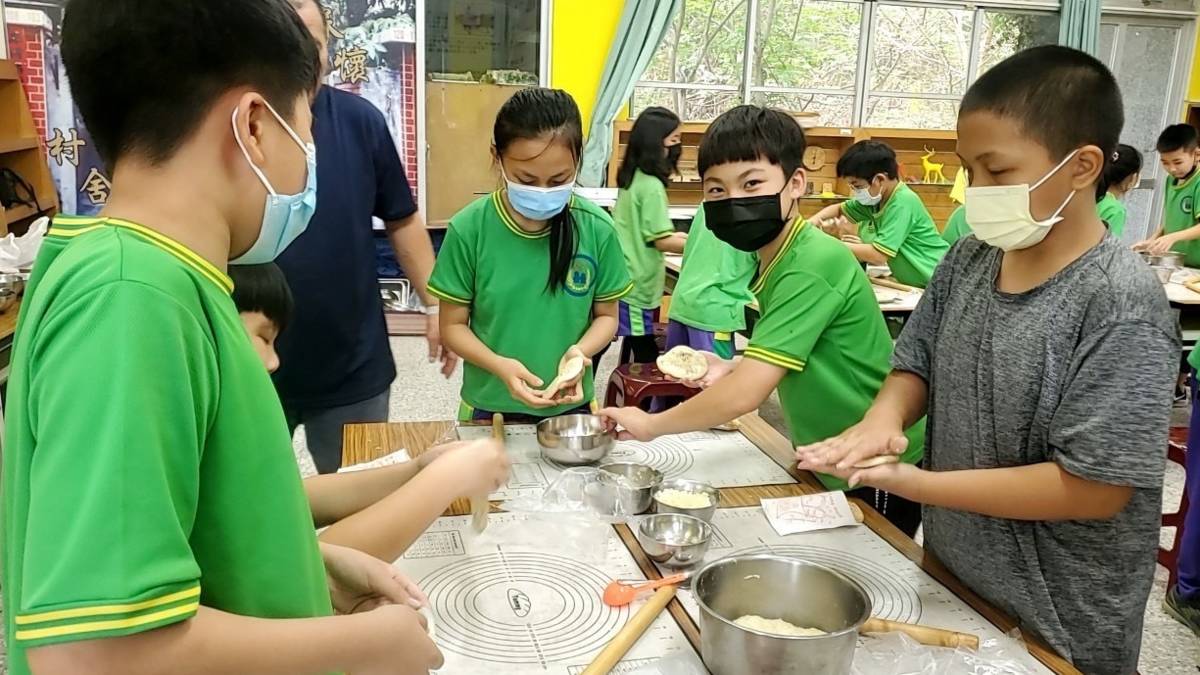 大寮忠義國小眷村美食-把麵糰壓平