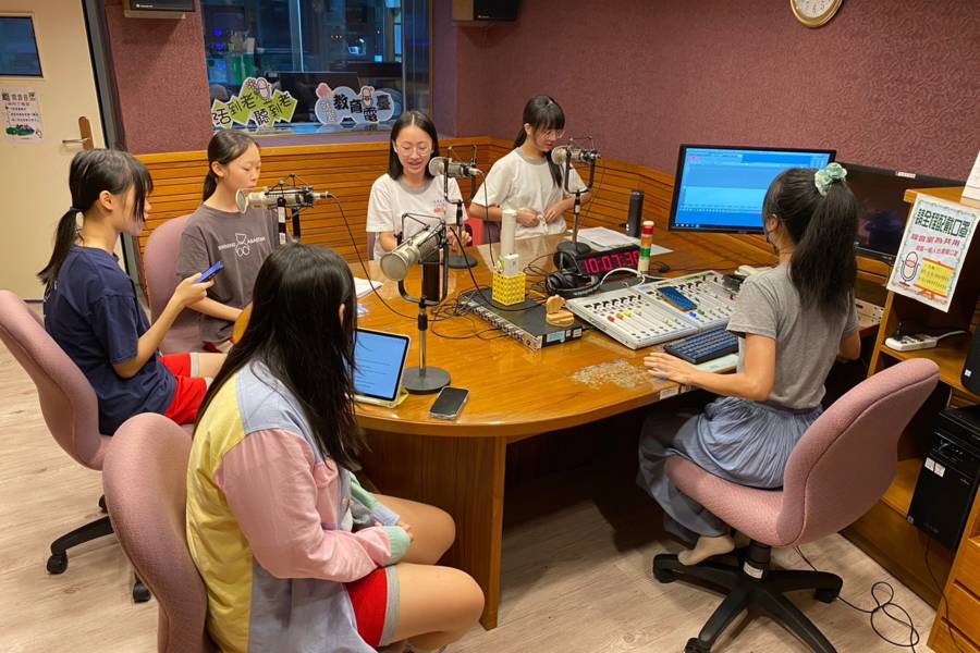 花女語資班錄製廣播劇