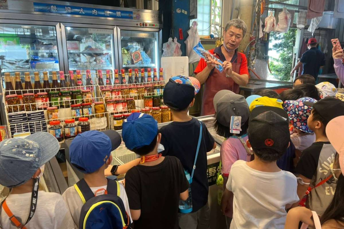 學童造訪虎尾魅力商圈的店家（圖源：雲林縣政府）