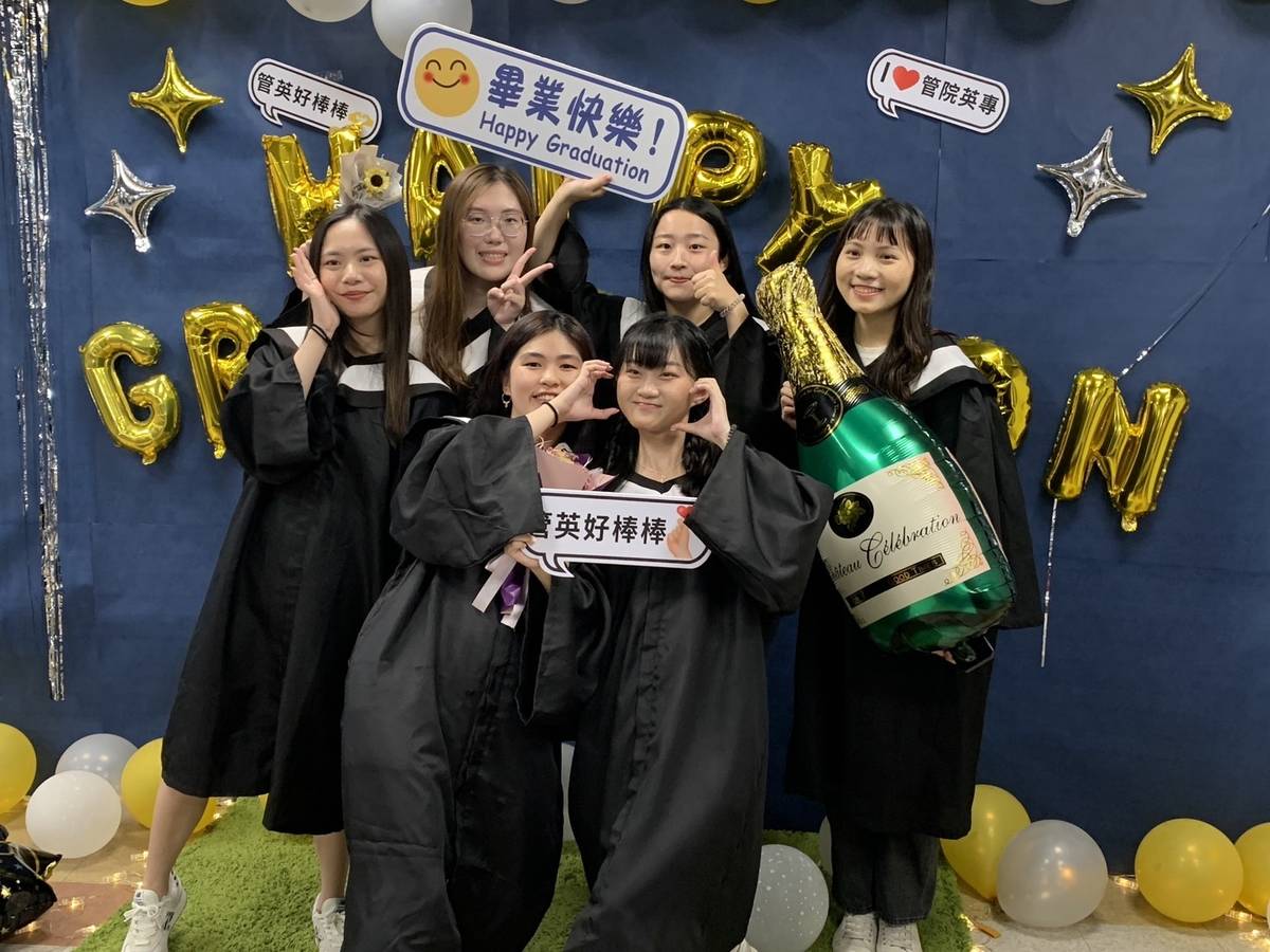元智畢業生開心合影 (元智提供)