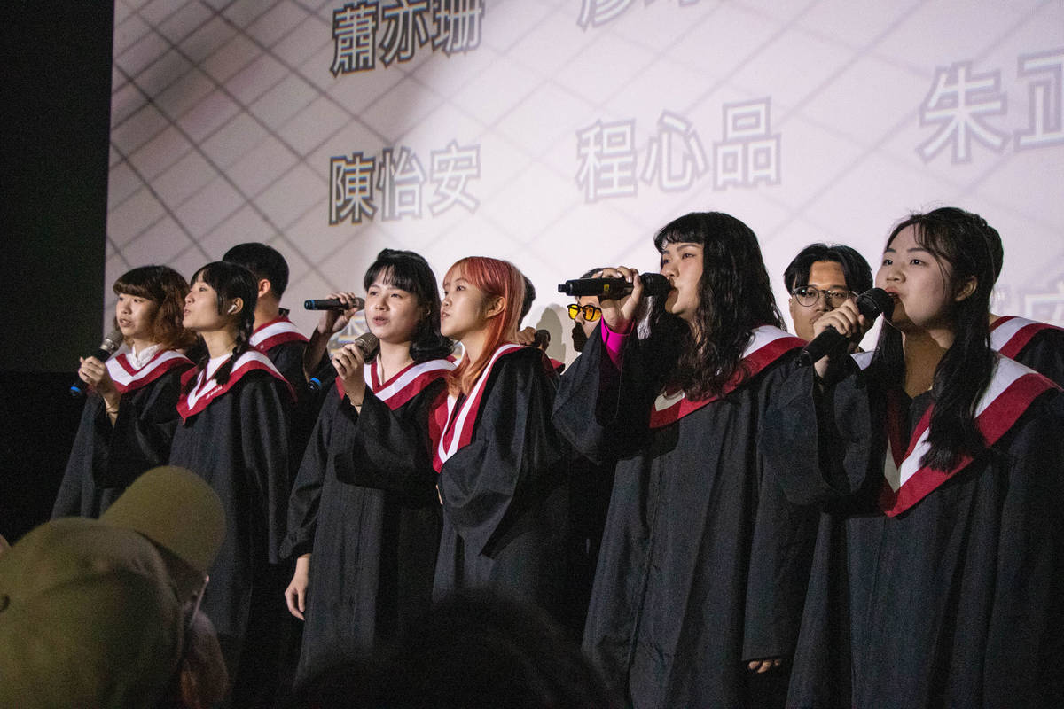 世新廣電系畢展在大銀幕放上256位畢業生名字，打造專屬畢業典禮 (世新提供)