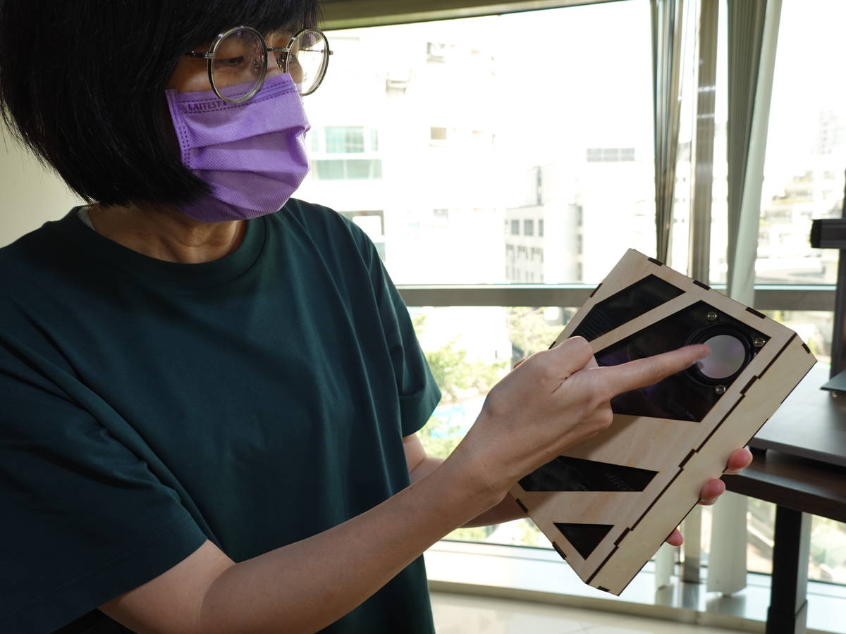華梵大學智慧生活設計學系陳妙鳳老師詳細解說學生設計的書本狀藍芽音箱功能 (華梵提供)