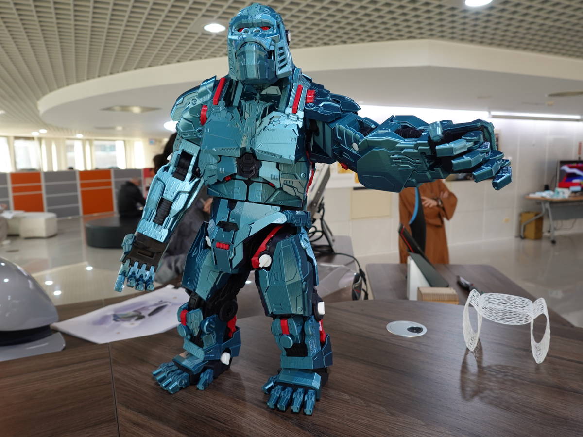 華梵大學智設系學生魏道明以3D列印完成可活動關節的金剛機器人，維妙維肖 (華梵提供)