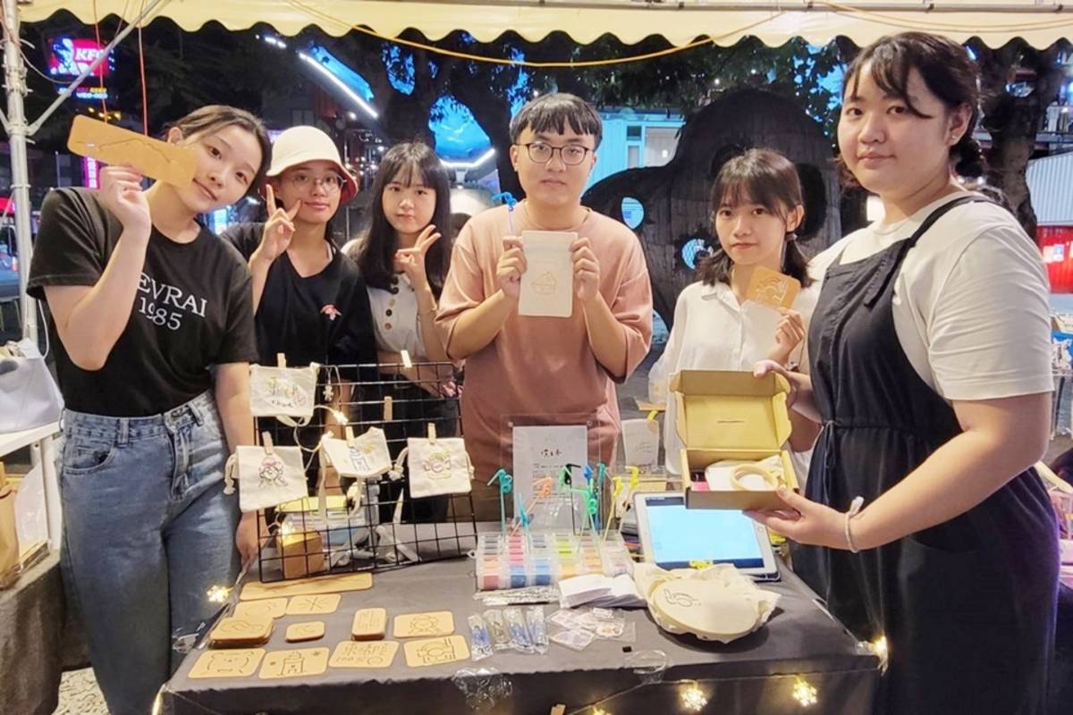 臺東大學數媒系學生創立品牌「繡Me」，開發拼組式模板，使刺繡簡單易學，盼進一步發揚都蘭刺繡文化。