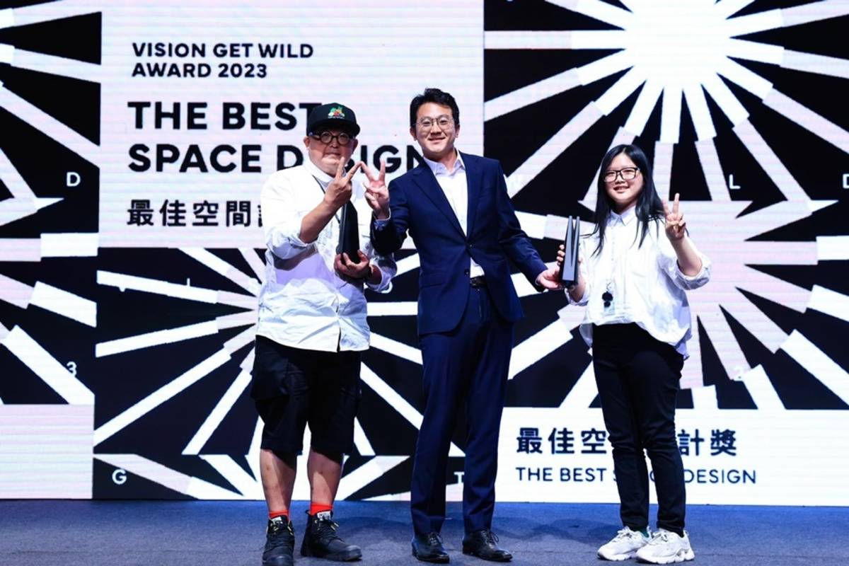 〈東感光波〉榮獲「最佳空間設計獎」團隊，由臺東大學數媒文教系展場組組長賴美璇(右)代表領獎。