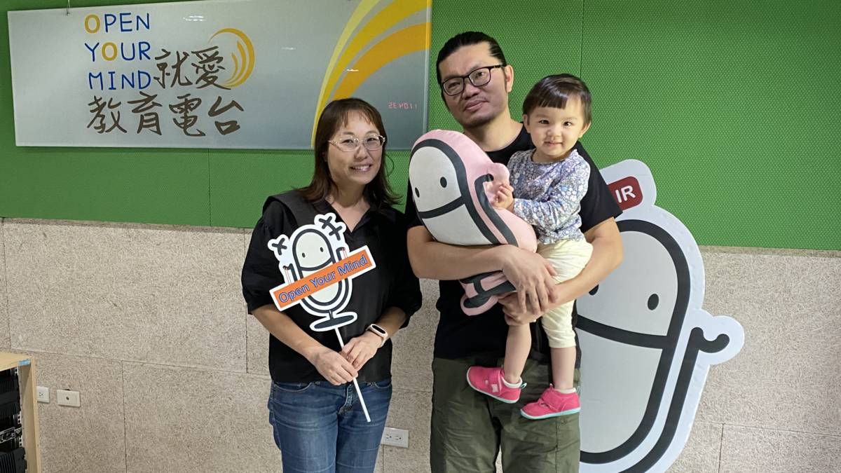 張津監(中)利用家族三合院創業「老議長咖啡」