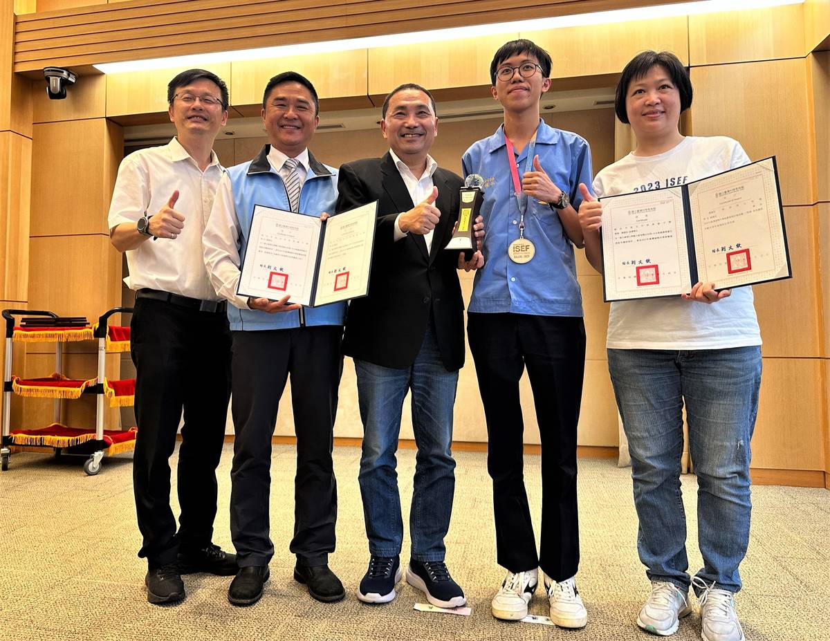 新北市力推科學教育 竹林中學勇奪ISEF全球第4 於市政會議獻獎
