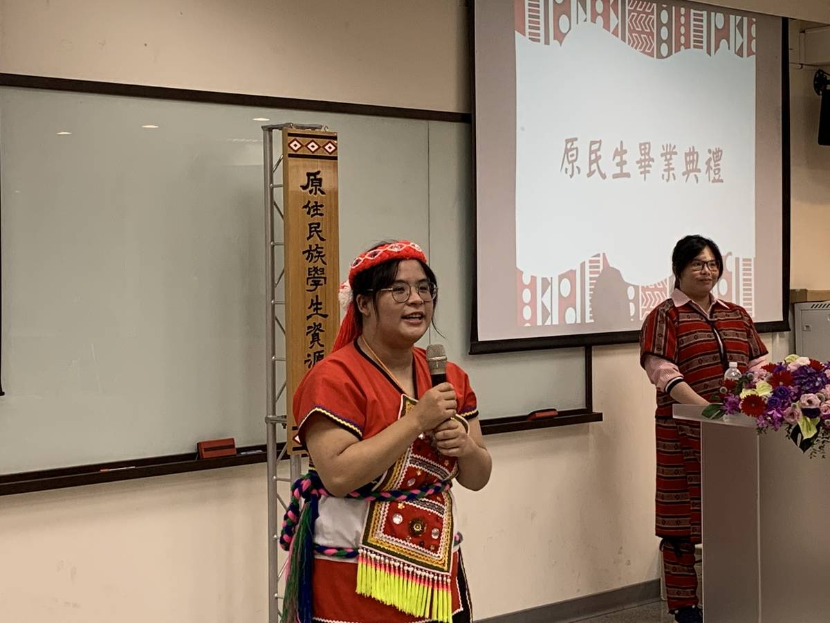 身為阿美族管理學院財金系陳思妤代表原民生致詞 (元智提供)