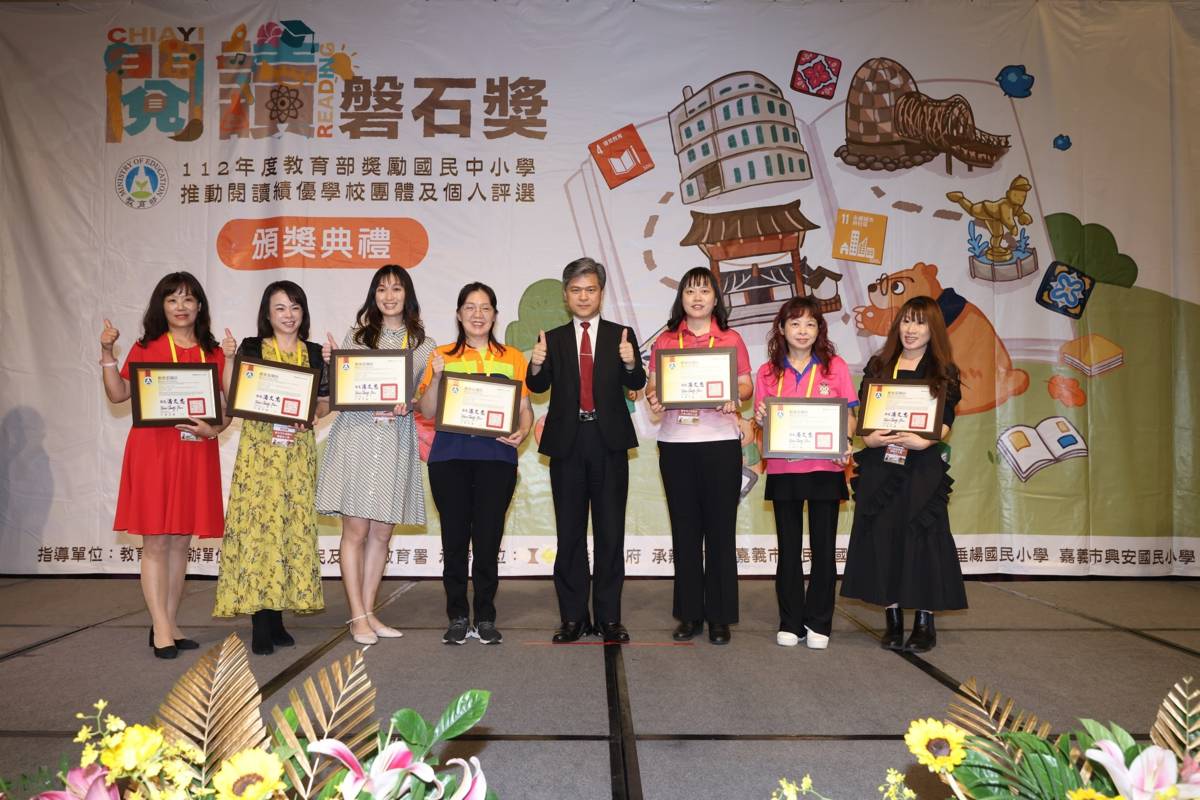 國教署長彭富源(右四)與112年度閱讀磐石獎團體組得獎人合影.jpg