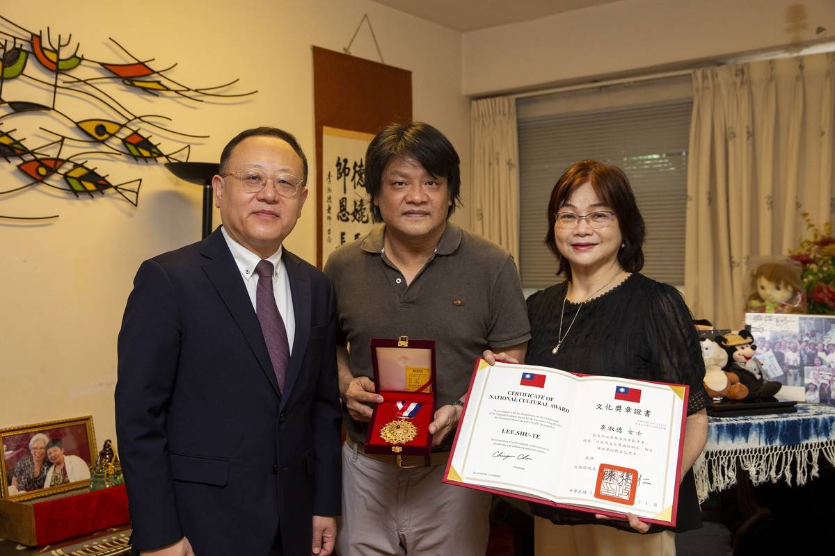 「臺灣小提琴之母」李淑德榮獲第42屆行政院文化獎，文化部長史哲（左）頒贈行政院文化獎章及獎狀，由李淑德之外甥沈浩亮（中），以及李淑德之學生、國立臺灣師範大學音樂系教授陳沁紅（右）代領 (文化部提供)