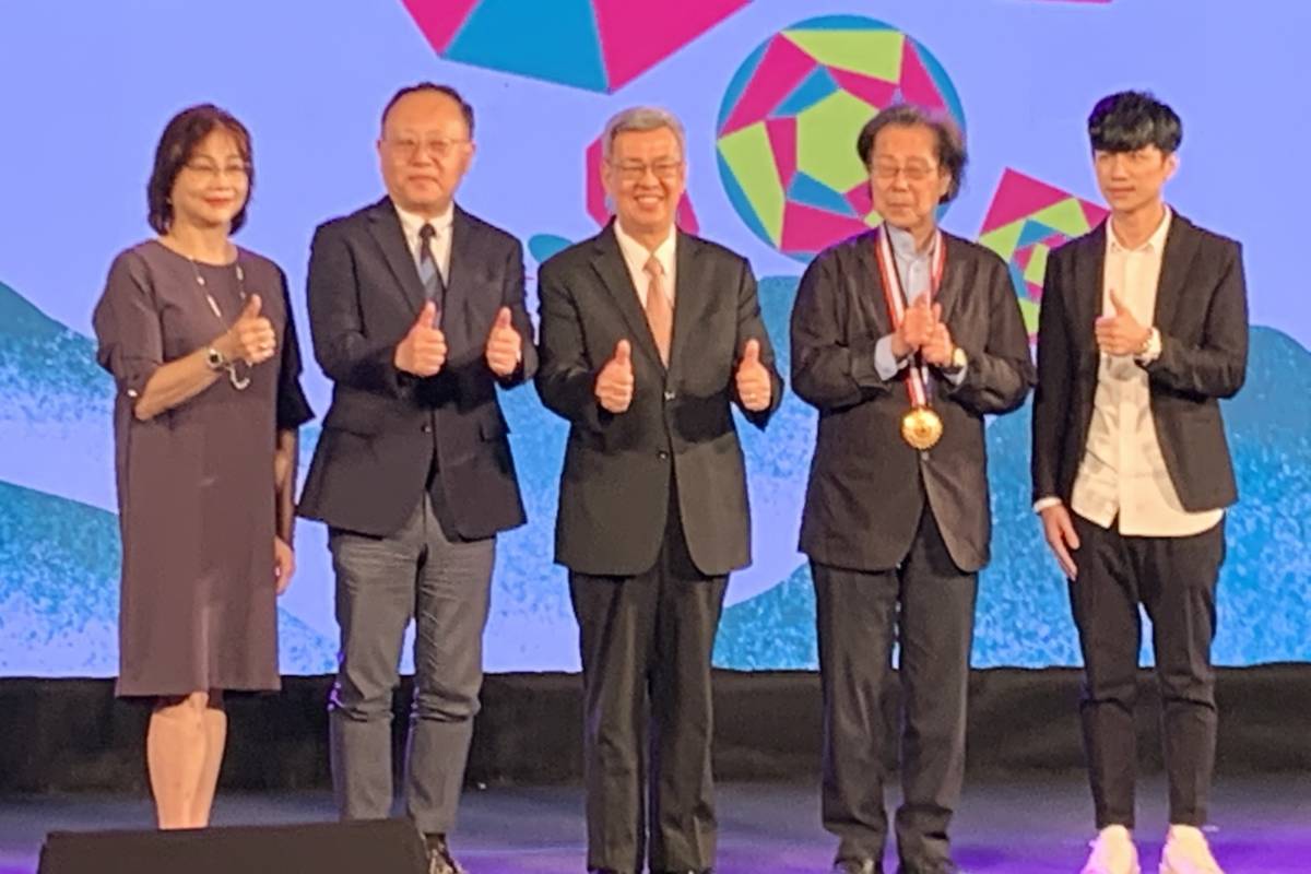 行政院陳建仁院長(中)、文化部長史哲(左2)與得獎人及代表合影