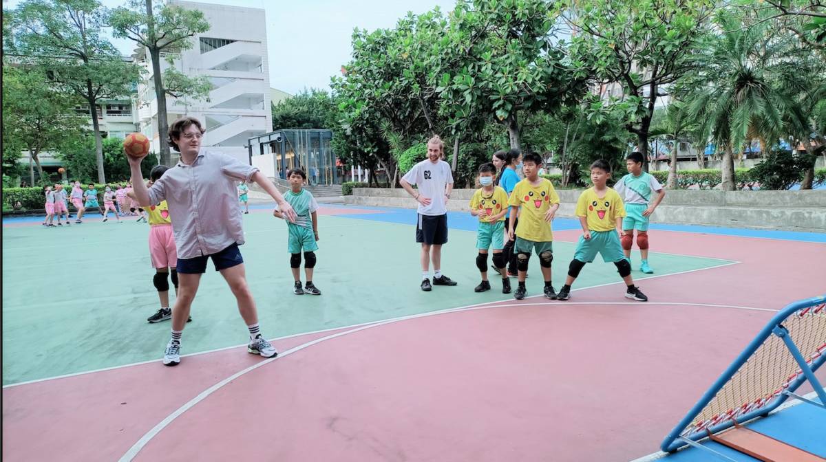 思賢國小學生與淡江大學華語中心外籍大學生一起打巧固球