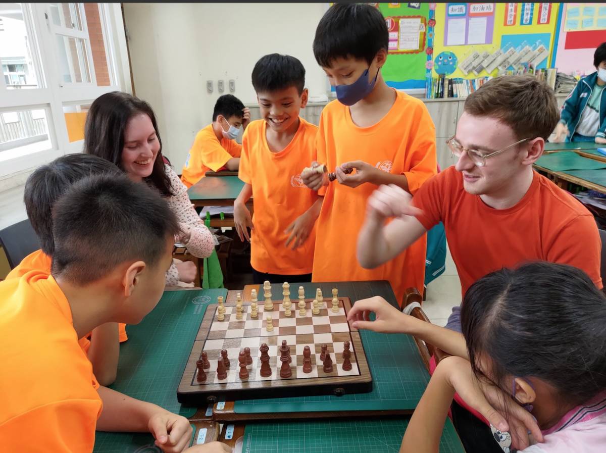 淡江大學華語中心外籍生Owen（右2）向思賢學生介紹西洋棋