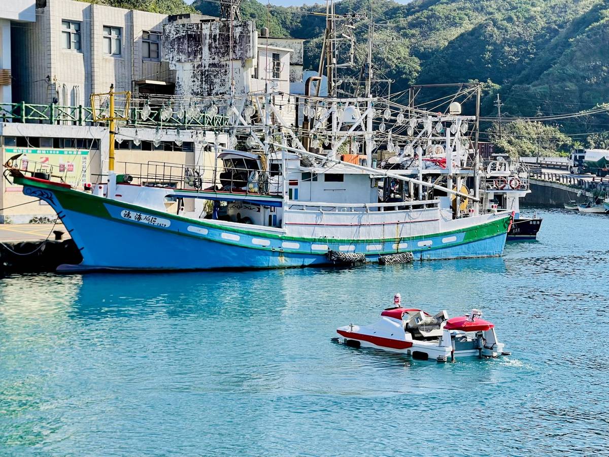 環保局與臺灣湛藍海洋聯盟合作 以全電式海漂垃圾收集器「湛鬥機」進行淨海
