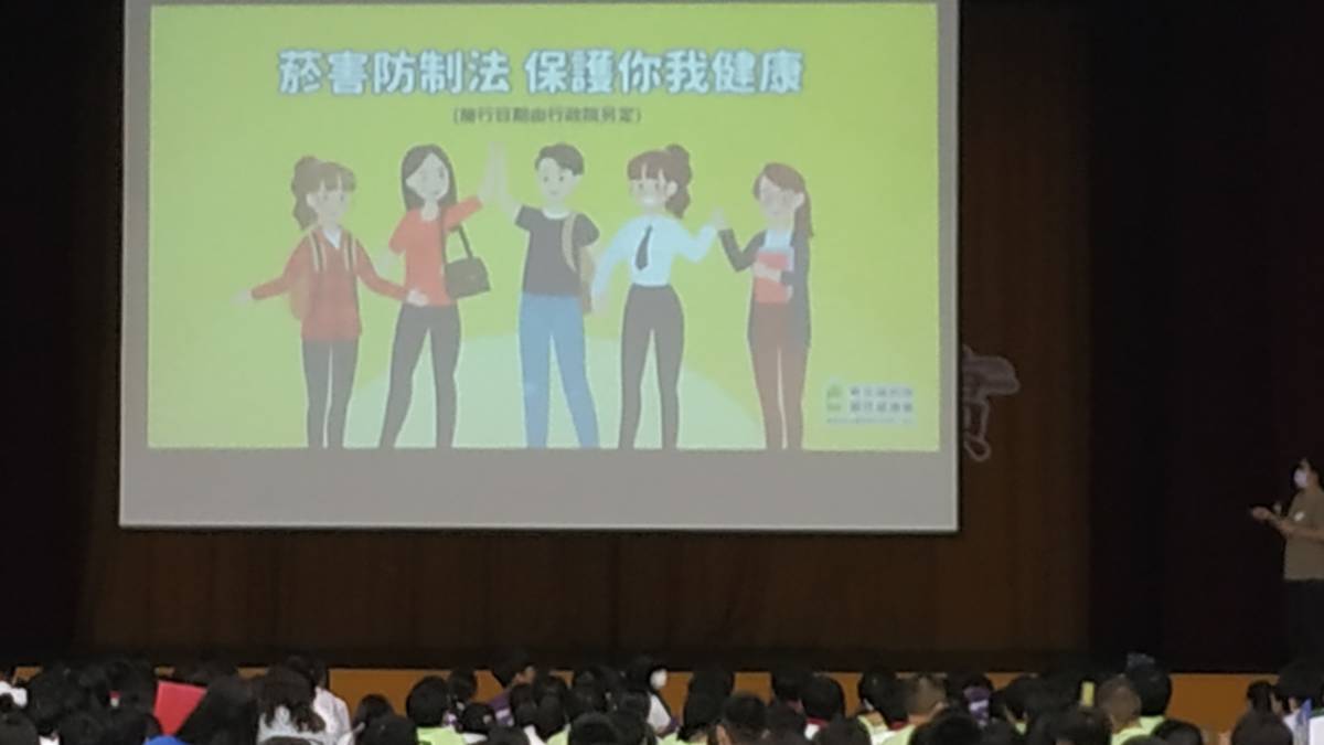 110學年度校園菸檳危害防制教育介入輔導計畫 「網紅就是你」短片競賽國中組特優-彰化縣員林市大同國中-菸沒未來-菸害防制講座

獲得110學年度校園菸檳危害防制教育介入輔導計畫 「網紅就是你」短片競賽國中組特優的彰化縣員林市大同國中，辦理菸檳防制研習、課程結合菸檳知識，使師生清楚菸檳危害，一起研討防制菸檳，透過親師座談會、校內大型活動邀約家長一同執行菸檳防制，多元活動也充實學生的生活，降低學生嘗試菸檳的機率。校外結合社區不同單位、人士合作監督、提醒學生遠離菸檳。「菸沒未來」短片播出，讓學生更明白抽菸的危害，警惕自己別讓美好人生，因為菸而淹沒未來。

採訪：彰化縣員林市大同國中黃子建主任、何婷婷、王教哲老師、
              九年十四班生張育瑄、九年十六班生張秦華
