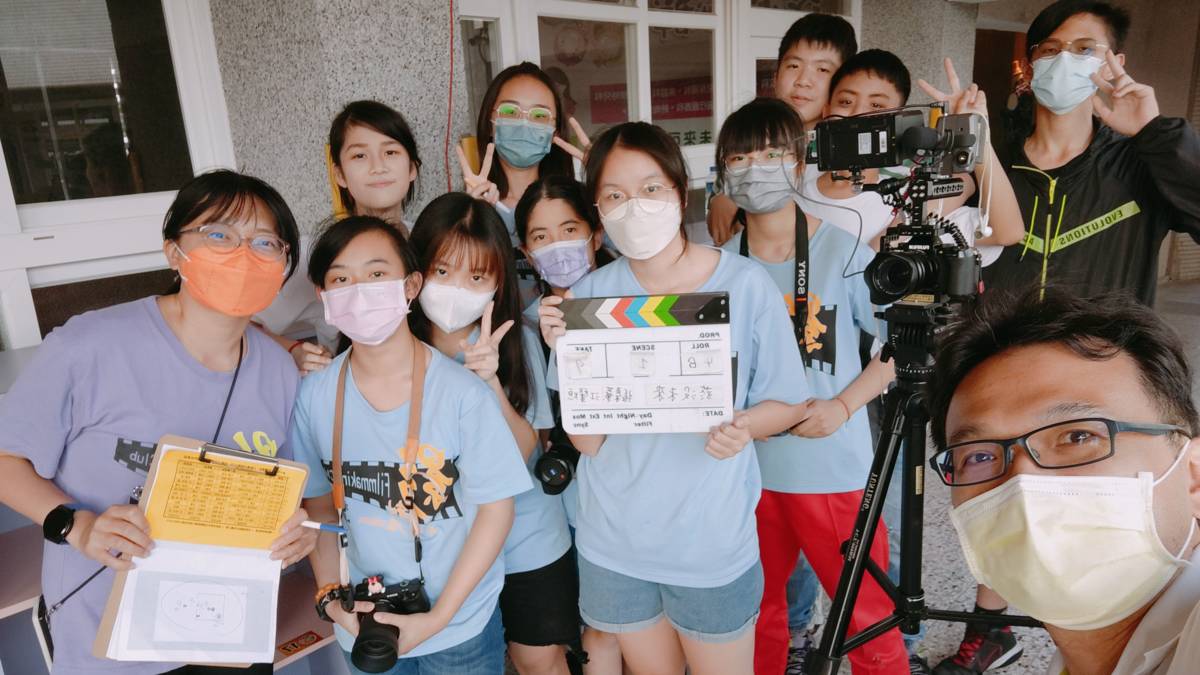 110學年度校園菸檳危害防制教育介入輔導計畫 「網紅就是你」短片競賽國中組特優-彰化縣員林市大同國中-菸沒未來-劇組成員合影