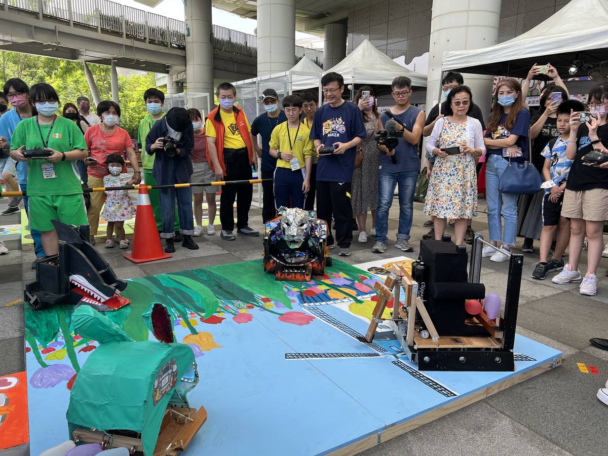 創意滑車競賽－「廢棄課桌椅變變變！」