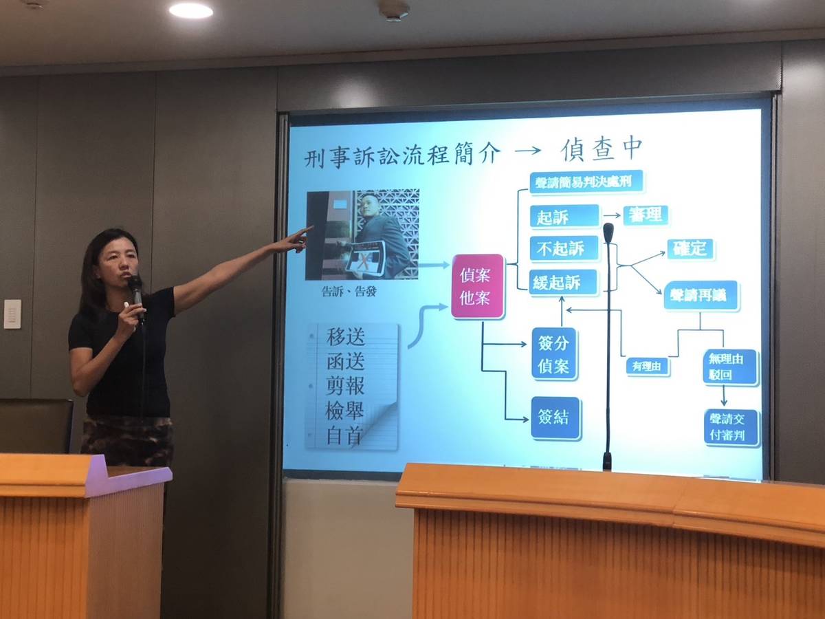 黃珮瑜檢察官在給新住民們上詐騙防治課的情境